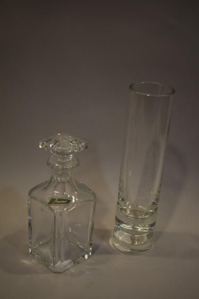 null BACCARAT 

Lot comprenant une carafe et un vase tubulaire 