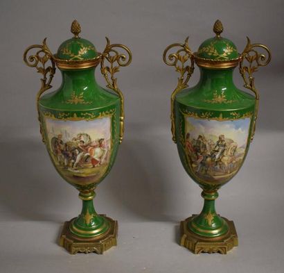null  Deux vases dans le goût des porcelaines de Sèvres  à fond vert rehaussé de...