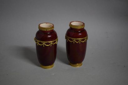 null Sèvres, Deux vases rouge sang de boeuf décor de guirlande de cuivre doré

Ht....