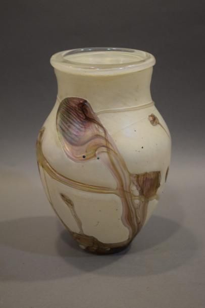 null NOVARO Jean-Claude (1943-2015) 
Vase en verre à fond blanc signé à la pointe...