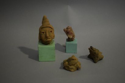 null Lot de quatre fragments de terre cuite aztèque