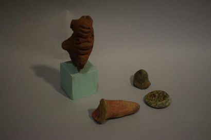 null Lot de quatre fragments de terre cuite aztèque
