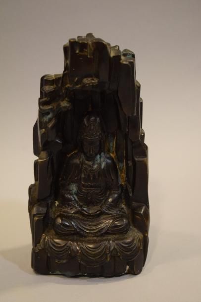 null Bouddha en bronze représenté en méditation dans une grotte.

Chine.