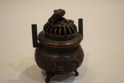 null Brûle parfum en bronze à décor de végétaux

Chine, XIXème siècle.