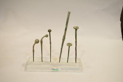 null Collection de cinq cuillère à Fare et aiguilles en bronzes, Egypte Ptolémaïque....