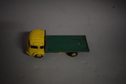 null DTF 

lot composé de :

Tracteur PANHARD rouge et remorque

SIMCA cargo jaune

BERLIET...
