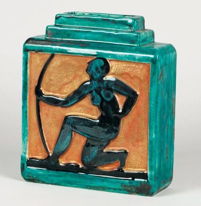 CAZAUX Édouard (1889 - 1974) Vase de forme carré en céramique. Décor de deux médaillons...