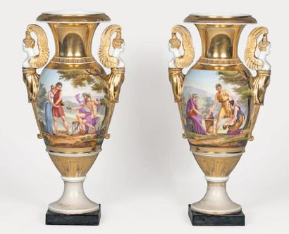 Paris Paire de vases de forme balustre munis d'anses en forme de sphinges ailées...