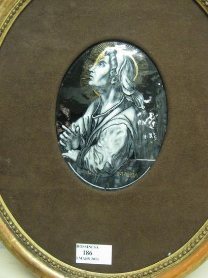 null Grand émail ovale peint en grisaille du XVIIe siècle. Cet émail de Limoges représente...