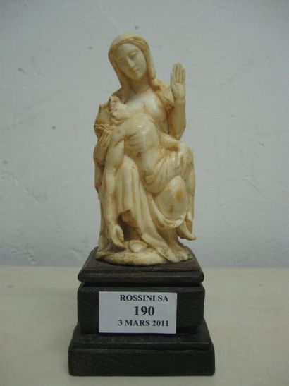null Petite Piéta en ivoire sculpté dans le style du XVIe siècle. Elle est assise...