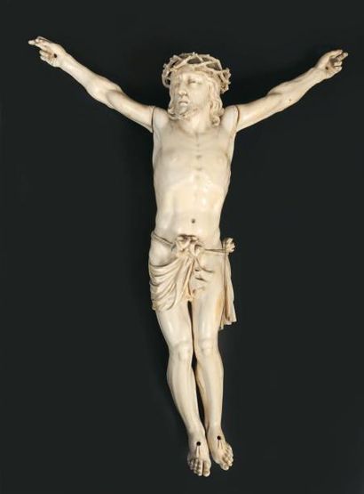 null Christ en croix en ivoire. XIXe siècle. (accidents au pied). Haut. : 50 cm.