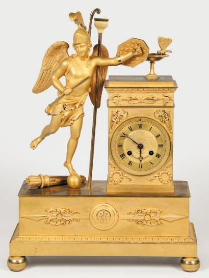 null Pendule en bronze doré fin de la période Empire, à thème allégorique d'Hermès...