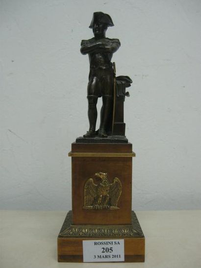 null Statuette en bronze patiné représentant Napoléon I, sur un socle en bronze doré...