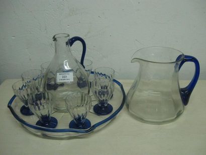 DAUM Service comprenant 8 verres, une carafe, un broc et son plateau à bordure bleu...