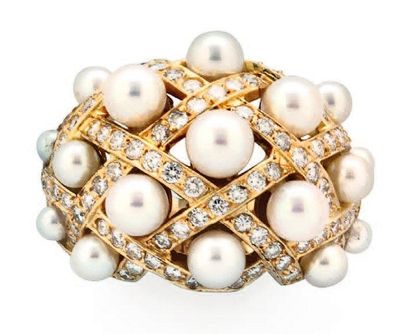 null Bague jonc en or jaune sertie de perles et de petits diamants sur un motif de...