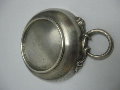 null Tasse à vin en argent uni, posant sur bâte et chiffrée OLLIVIER BOYEAU 1715...