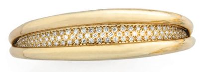 null Bracelet jonc rigide, en or jaune, articulé et découvrant un pavage de diamants...