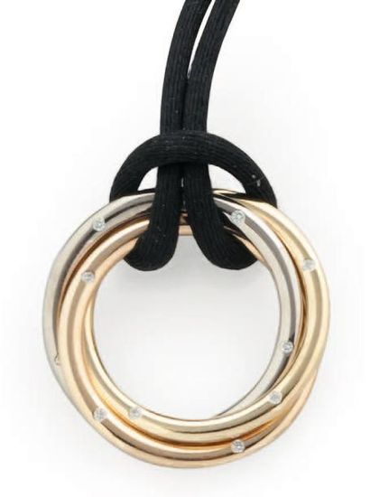 CARTIER Collier formé d'un pendentif composé des trois anneaux dans les trois tons...