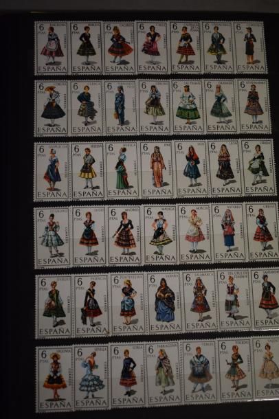 null Deux classeurs de timbres neufs d'Europe, ALLEMAGNE, ESPAGNE, GRANDE BRETAGNE,...