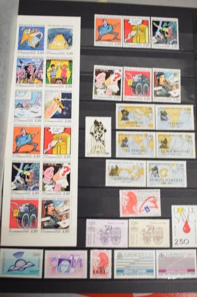 null Collection de timbres neufs de FRANCE en deux classeurs et un album.