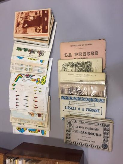 null Une boite en bois de cartes postales anciennes diverses. 