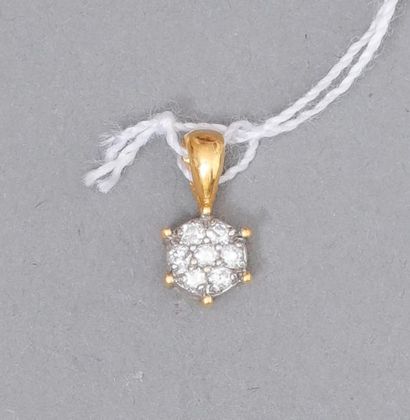 null Pendentif en or 18k (750) orné de petits diamants stylisant une fleur. 

Poids...