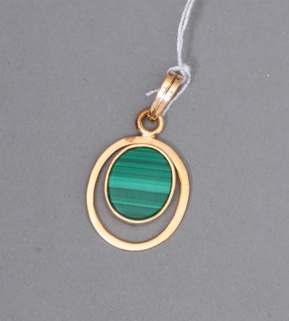 null Pendentif en or jaune 18k (750) orné de malachite. 

Poids brut : 2.9 g. 