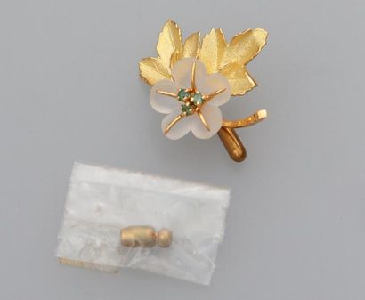 null Broche en forme de fleur, les feuilles en or jaune 18k (750) et les pétales...