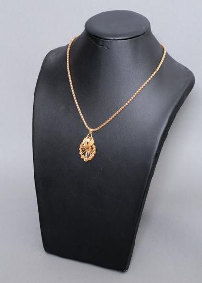 null Collier en or jaune 18k (750) et un pendentif ajouré en or jaune 18k (750) orné...