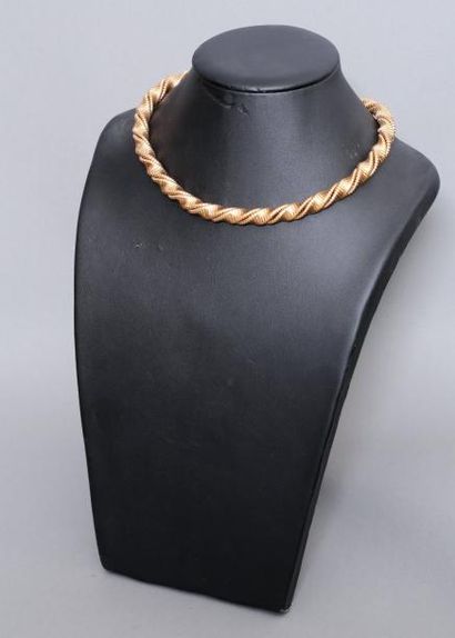 null Collier en or jaune 18k (750) à mailles plates torsadées. 

Poids : 72.9 g....