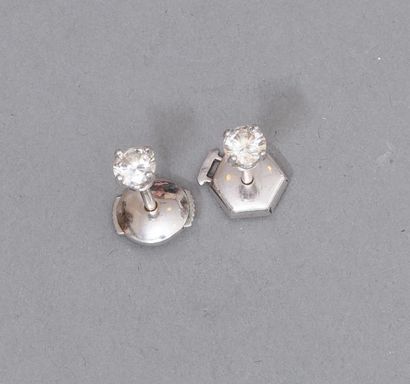 null Paire de clous d'oreilles en or gris 18k (750) orné chacun d'un diamant d'environ...