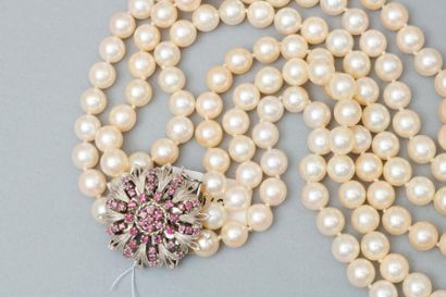 null Collier trois rangs de perles de culture, crochet-fermoir en or gris 18k (750)...