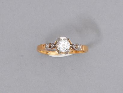 null Bague en or jaune 18k (750) avec un diamant taille-ancienne piqué (0.20 ct)

Manques

Poids...