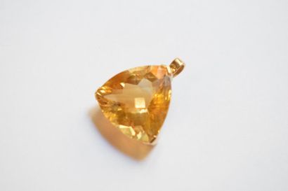 null Pendentif en or jaune 18k (750) orné d'une importante citrine triangulaire 

Poids...