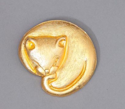 null Broche en métal doré figurant un chat endormi. 

Diamètre : 4,9 cm.