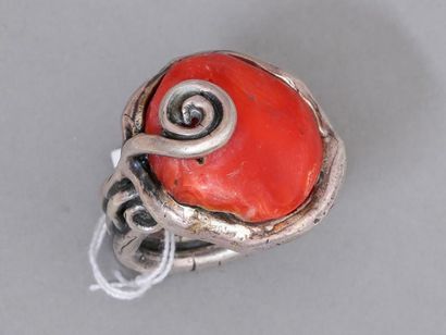 null Bague en argent ornée d'un bout de corail. 

Poids brut : 26.6 g. ; Tour de...