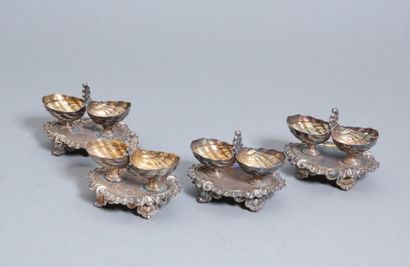 null Ensemble de quatre salerons en argent figurant une double coquille reposant...