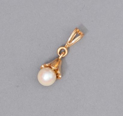 null Pendentif en or jaune 18k (750) orné d'une perle de culture. 

Poids brut :...