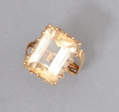 null Bague en or jaune 18k (750) ornée d'une importante citrine à pan coupée. 

Poids...