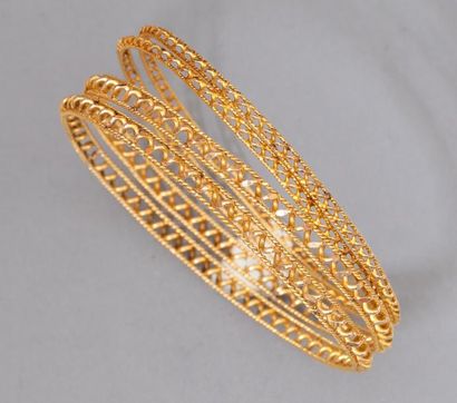 null Quatre bracelets en or jaune 18k (750) de deux modèle différents. 

Poids :...
