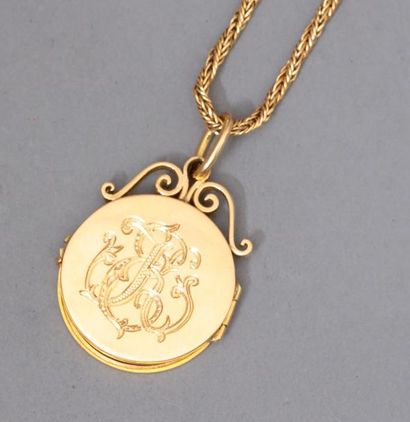 null Chaine torsadée en or jaune 18k (750) avec son pendentif souvenir en or jaune...