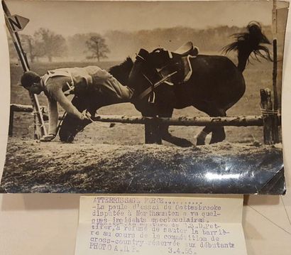 null Ensemble de quatre photographies sur le thème du sport. Athlètes, cavalier et...