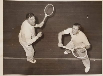 null Ensemble de quatre photographies sur le thème du sport. Athlètes, cavalier et...