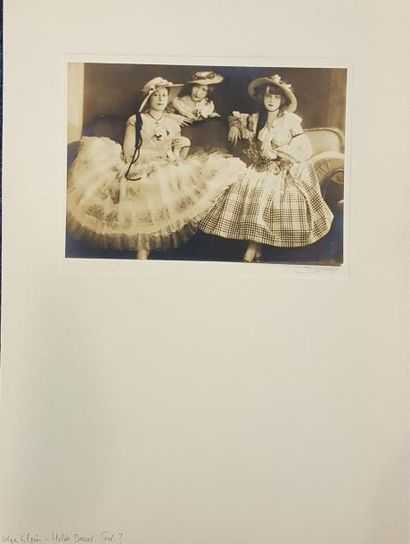 null JACOBI Lotte (1896-1990)

Ensemble de deux photographies.

- Olga Klein accompagnée...