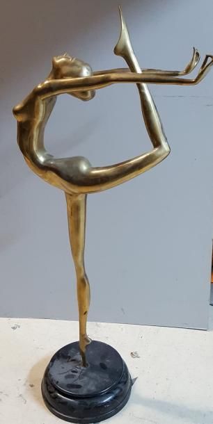 null ECOLE MODERNE

Danseuse

Bronze à patine dorée

petites traces d'oxydation

Ht.:...
