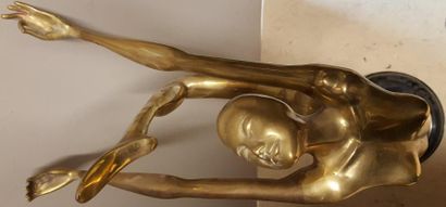 null ECOLE MODERNE

Danseuse

Bronze à patine dorée

petites traces d'oxydation

Ht.:...