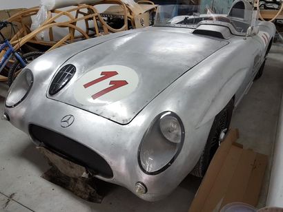 null MERCEDES 300 SLR 2,8 L Réplica

La Mercedes-Benz 300 SLR est une voiture de...