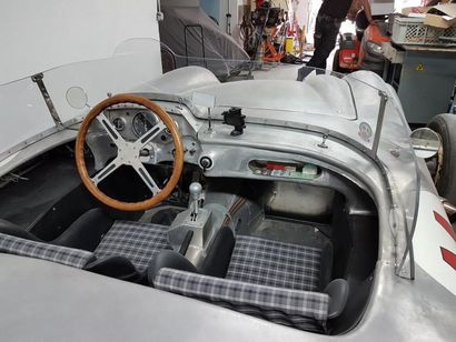 null MERCEDES 300 SLR 2,8 L Réplica

La Mercedes-Benz 300 SLR est une voiture de...