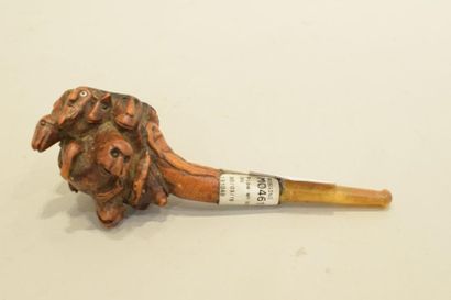 null Curieuse pipe en bois sculpté à décor de visages et de divers animaux. 

Art...