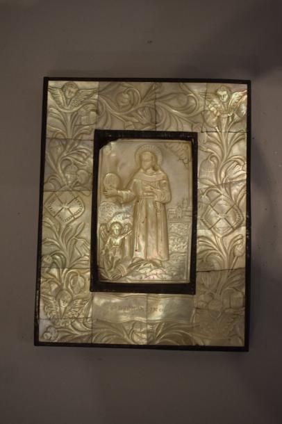 null Tableau avec plaques de nacre gravées représentant saint Bernard de Sienne....